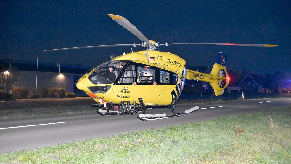 Der Rettungshubschrauber landete am früher Abend auf der Holterfehner Straße. Foto: Ammermann