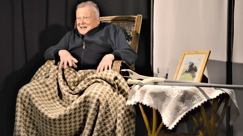 Ein alter Mann im Heim, verwoben in Erinnerungen, allein mit dem Bild seines Hundes: Wilfried Reuter, grandios in einer beklemmenden Inszenierung. Foto: Gerd-D. Gauger