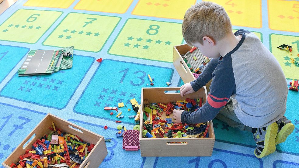 Ein Junge spielt in der Kita mit Bausteinen. Foto: DPA