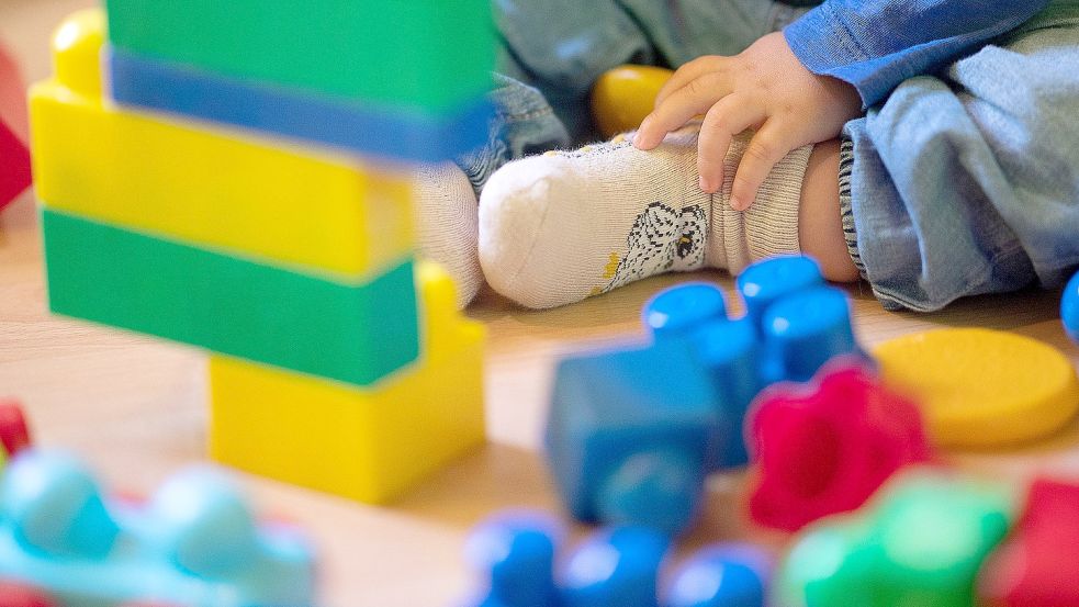 Ein Kind spielt in einer Kita mit Bausteinen. Foto: DPA
