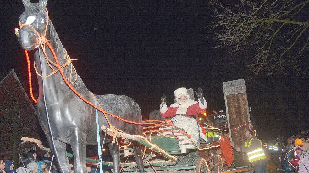 Rudi Seeberg in seiner Kutsche während des Weihnachtskorsos. Die Kutsche war auf einem Anhänger. Fotos: Gerd-Arnold Ubben