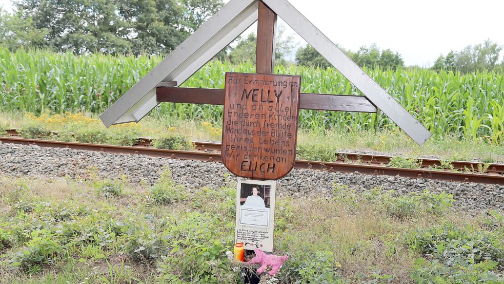 An der Eschstraße zwischen Strücklingen und Ramsloh wurde Christina Nytsch von Ronny Rieken in ein Auto gezerrt und entführt. Ein Kreuz erinnert an „Nelly“, wie das Mädchen genannt wurde. Foto: Passmann