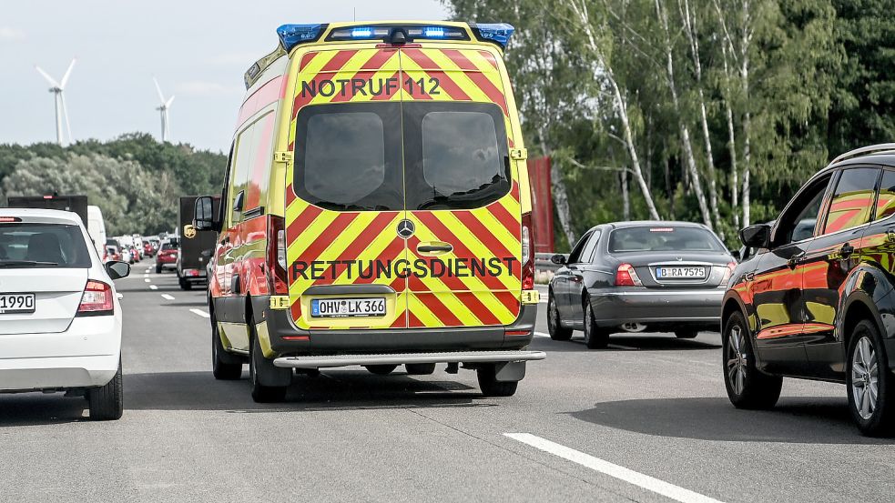 Bei stockenden Verkehr muss eine Rettungsgasse gebildet werden. Wenn dies nicht passiert, können Rettungswagen nicht durchkommen. Das kann tödlich enden. Foto: picture alliance/dpa/dpa-Zentralbild/Britta Pedersen