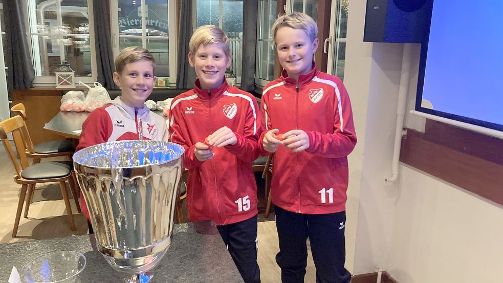 Sie zogen die Lose für den diesjährigen Aurich-Cup (von links): Julian Salwasser, Paul Willms und Bela Blessin.Foto: Marco Lindenbeck