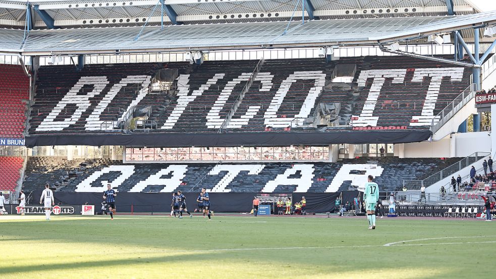 Selten war eine WM so umstitten wie die in Katar. In Bundesliga-Stadien gab es immer wieder Boykott-Aufrufe. Foto: imago/Schreyer