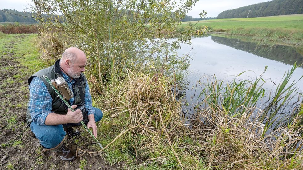 Fischotterberater Peter Ertl im Einsatz an einer Karpfenteichwirtschaft in der Oberpfalz. Foto: Armin Weigel/dpa