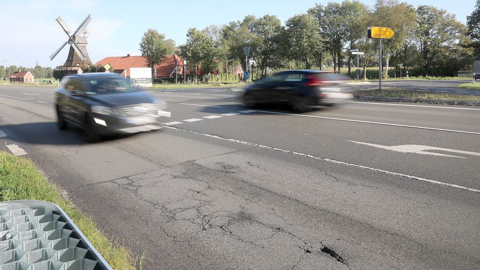 Auf diesem Foto aus dem September 2021 sind die Schäden an der Fahrbahndecke deutlich zu sehen. Schilder weisen seit geraumer Zeit auf sie hin. Foto: Romuald Banik