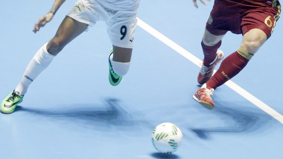 Fußball gespielt wird aller Voraussicht nach bald wieder in der Hermann-Bontjer-Halle in Moorhusen. Foto: Christian Escobar Mora/DPA