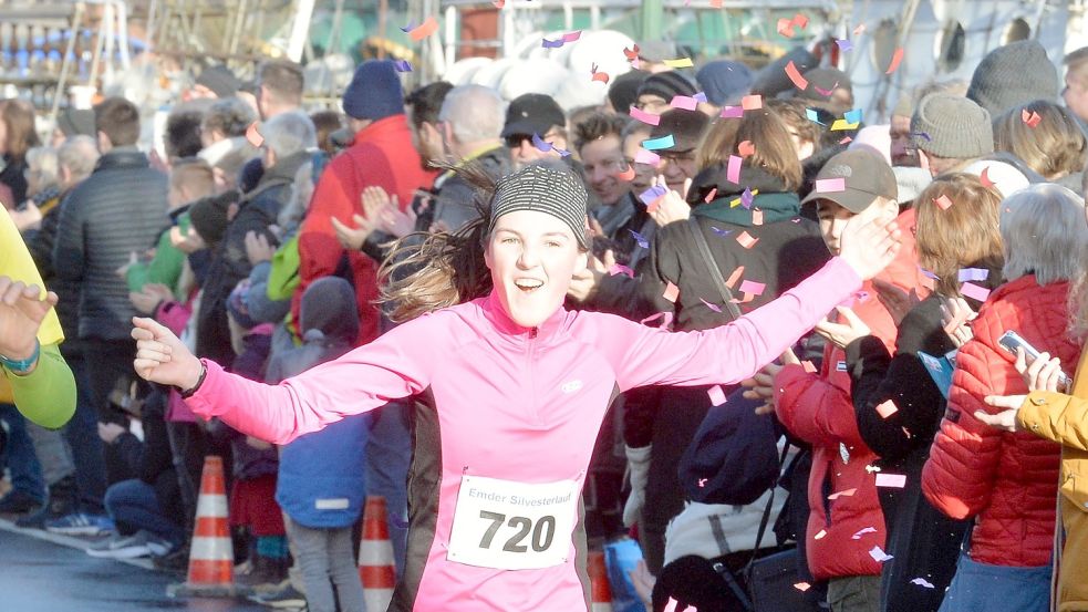 Der Emder Silvesterlauf ist schon eine Kultveranstaltung. Die Atmosphäre im Ziel am Delft ist besonders. Foto: Bernd Wolfenberg