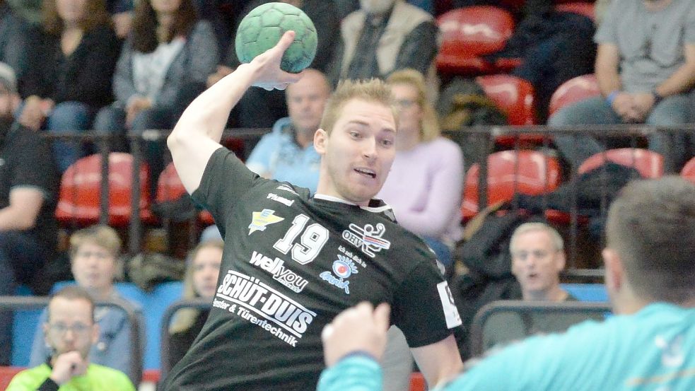 Zu den Höhepunktspielen der Saison gehörte für den OHV (mit Ball Maxim Pliuto) das Derby beim Wilhelmshavener HV. Im Heimspiel am Sonntag empfängt das Team nun den Tabellenletzten, die HSG Nienburg. Foto: Bernd Wolfenberg