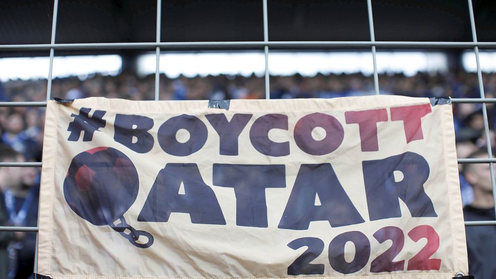 Viele eingefleischte Fußballfans rufen zum Boykott der WM 2022 in Katar auf. Doch welche Gründe sprechen überhaupt FÜR einen Boykott. Unser Kolumnist Burkhard Ewert findet gleich 16 an der Zahl. Foto: imago images/Norbert Schmidt