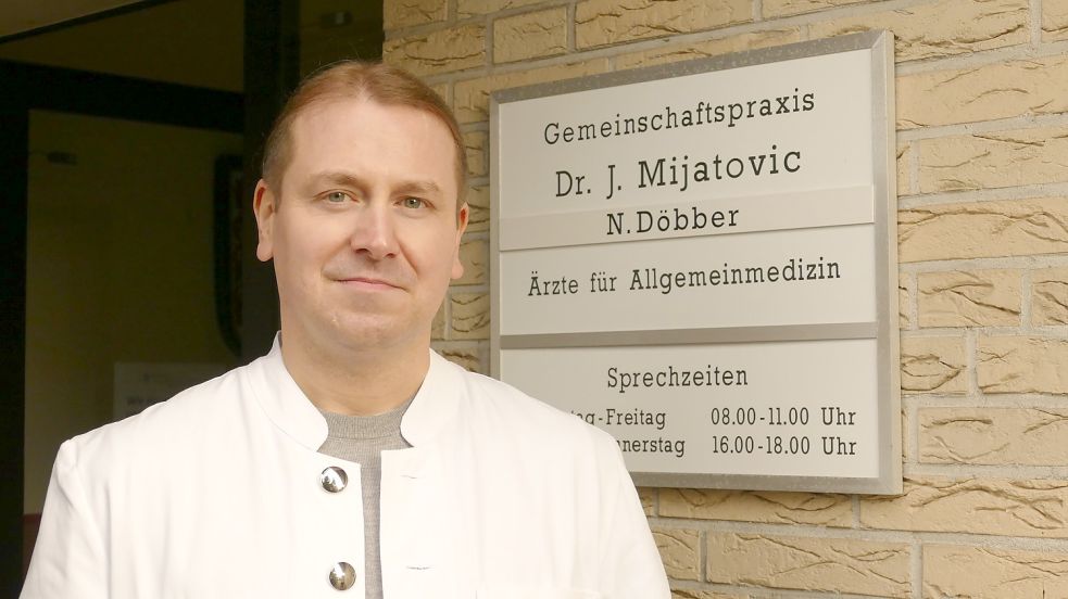 Nils Döbber arbeitet ab dem 1. Dezember in der Hausarztpraxis von Dr. Johann Mijatovic in Flachsmeer. Foto: Wieking