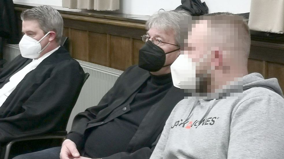 Der wegen Beihilfe angeklagte 32-Jährige Wiesmoorer und zwei der Anwälte. Foto: Karin Böhmer