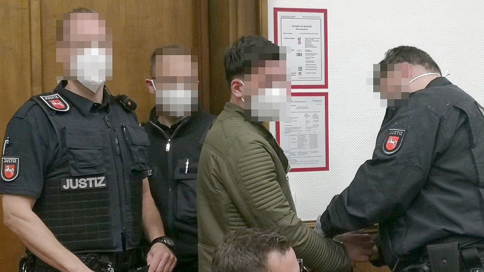 Drei der Angeklagten sind seit Anfang Juni in Untersuchungshaft. Der mutmaßliche Drahtzieher der Bande wurde aber erst Anfang Oktober in Haft genommen und nun in Handschellen in den Saal geführt. Foto: Karin Böhmer