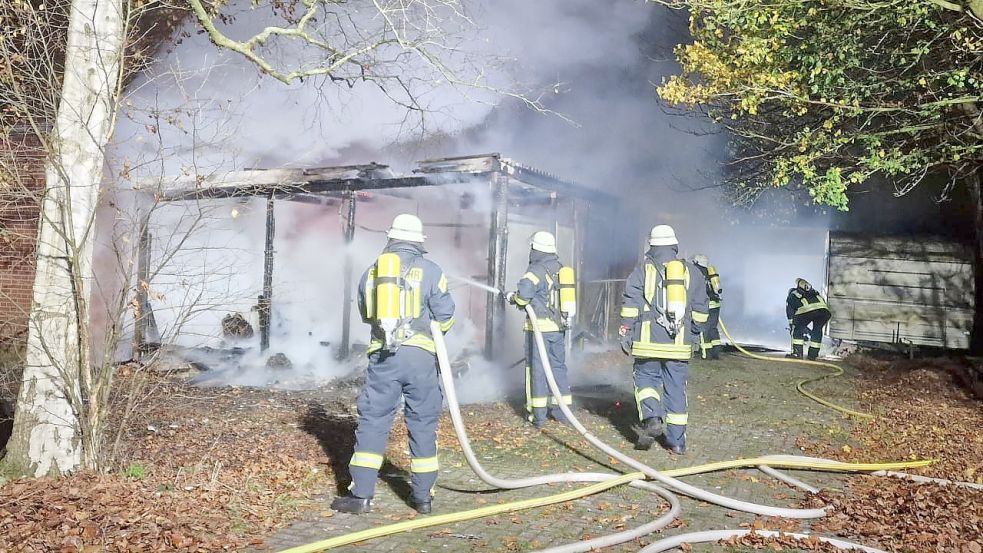 Die Feuerwehr löschte die Flammen, bevor sie auf das angrenzende Wohnhaus übergriffen. Foto: Feuerwehr