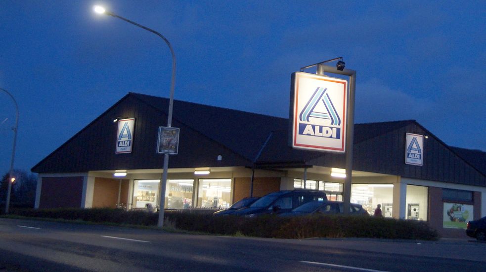 Wie es mit dem Moordorfer Aldi-Markt weitergeht, wurde nun im Bauausschuss besprochen. Foto: Holger Janssen