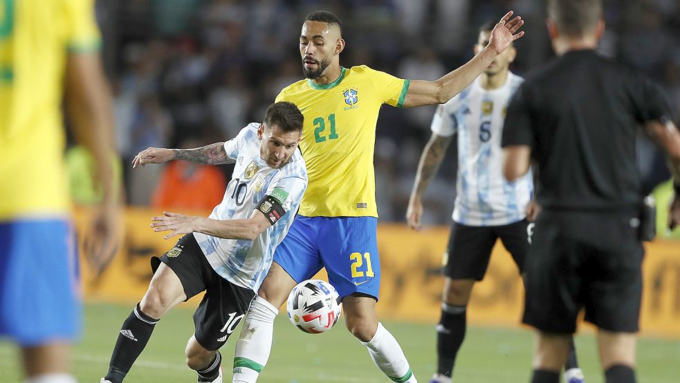 Lionel Messi (links) aus Argentinien und Matheus Cunha aus Brasilien kämpfen um den Ball. Beide Mannschaften werden große Chancen auf den WM-Titel eingeräumt. Foto: DPA