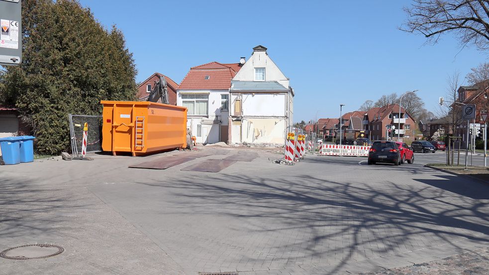 Seit April 2021 sind die Garagen verschwunden, die Zufahrt zum Parkhaus ist eigentlich bestens ausgebaut. Foto: Heino Hermanns