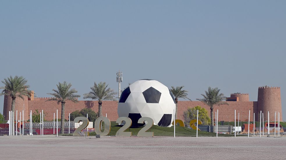 Ein übergroßer Fußball steht auf einen Kreisverkehr vor dem Al Shamal-Stadion. Die deutsche Nationalmannschaft wird in diesem Stadion während der Fußball-Weltmeisterschaft 2022 in Katar trainieren. Foto: DPA