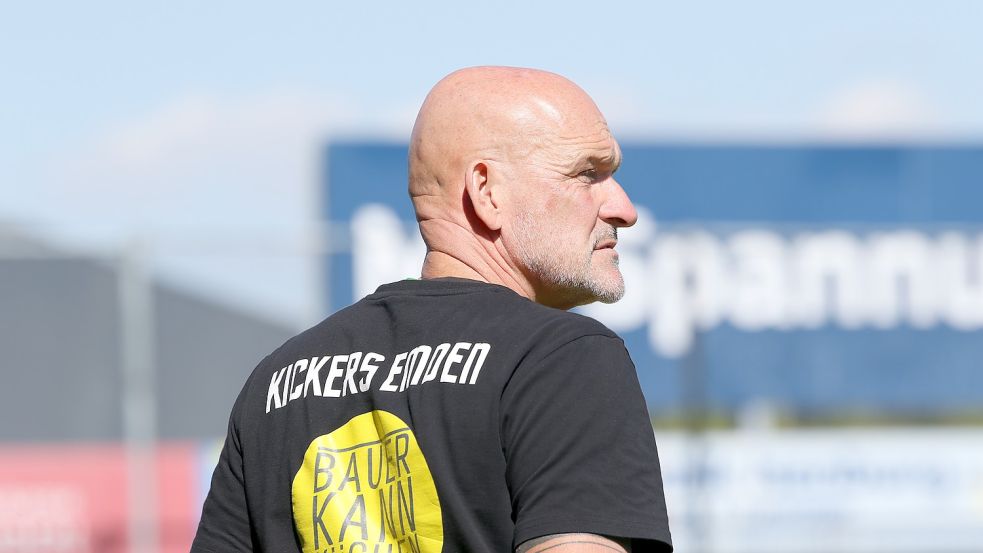 Kickers-Trainer Stefan Emmerling konnte es nicht fassen. Seine Spieler gaben eine Führung aus der Hand. Foto: Wilfried Gronewold