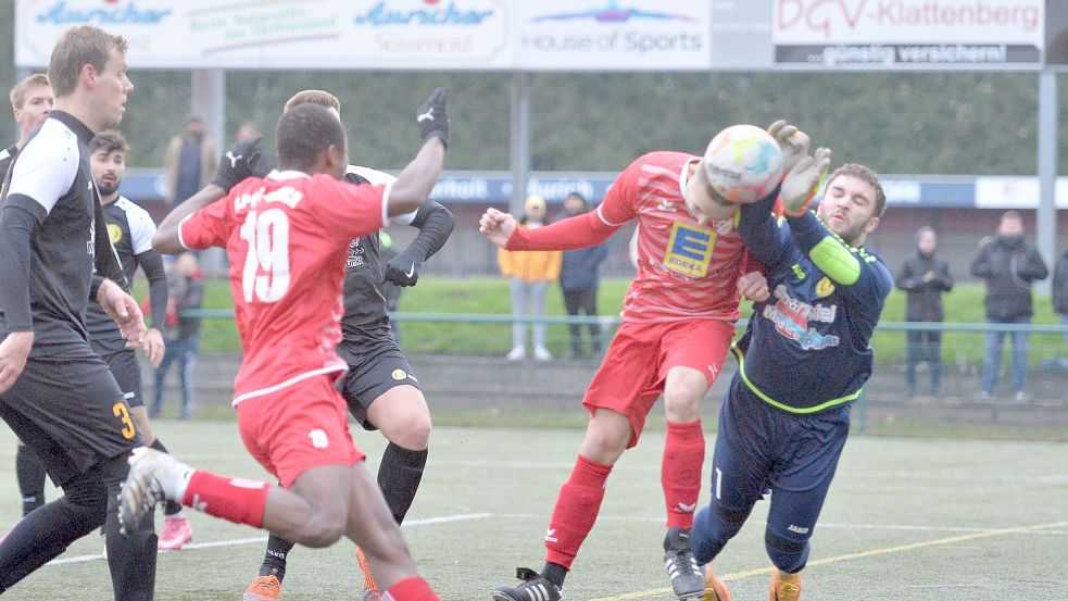 In der ersten Hälfte hatten die Auricher einige sehr gute Möglichkeiten, die allesamt aber nichts einbrachten. In dieser Szene köpfte der Auricher Kapitän Stanislav Geis den Ball am Middelser Torwart Kacper Kempisty (rechts) vorbei. Die Kugel verfehlte aber das leere Tor. Foto: Bernd Wolfenberg