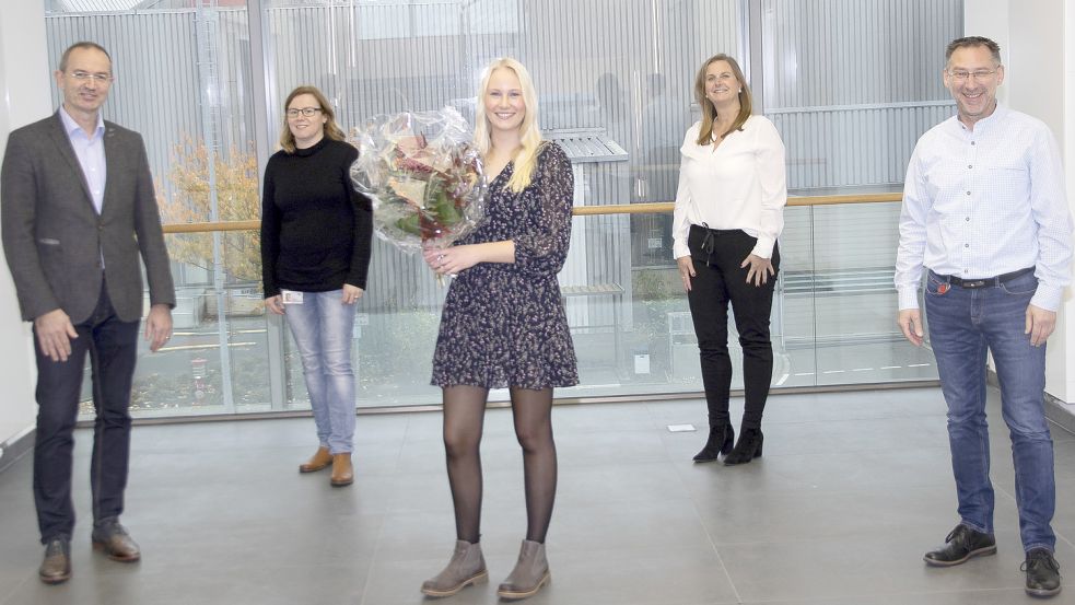 Uwe Schwartz (von links), Manuela Sonnenberg, Rena Meyer, Ingrid Rieken und Manfred Wulff kamen zusammen, um die Leistung der Auszubildenden wertzuschätzen. Foto: Volkswagen