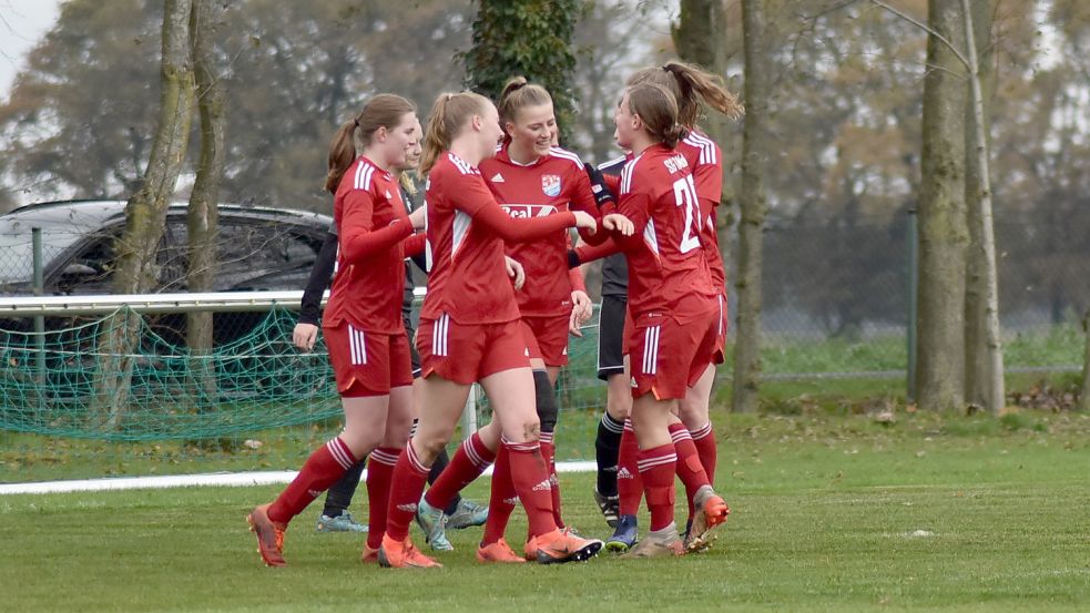 Die Ostfriesinnen vom SV TiMoNo bejubeln einen Treffer gegen den SV Andervenne. Foto: privat