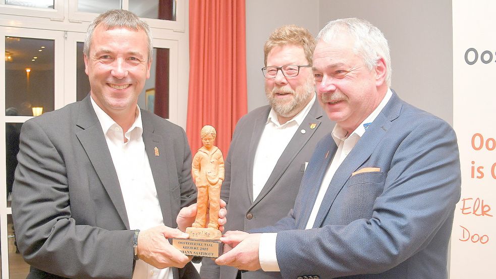 Johann Sathoff (von links) wurde der Keerlke-Preis von Hans Freese und Frank Baumann überreicht. Foto: Gerd-Arnold Ubben