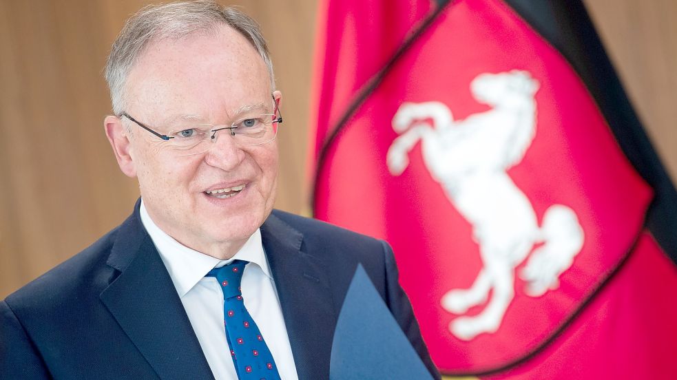 „Wer Corona hat, bleibt zu Hause“: Niedersachsens Ministerpräsident Stephan Weil (SPD) lehnt eine Lockerung der Isolationspflicht ab. Foto: Sina Schuldt/dpa