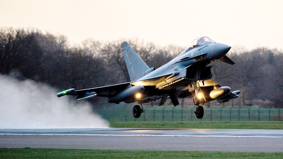 Hier hebt gerade ein Eurofighter Typhoon der Luftwaffe vom Fliegerhorst Wittmundhafen ab. Wegen der Sanierung ist das derzeit zwar nicht mehr möglich: militärischen Luftverkehr kann man jedoch weiterhin immer mal wieder in Ostfriesland beobachten. DPA-Foto: Hauke-Christian Dittrich