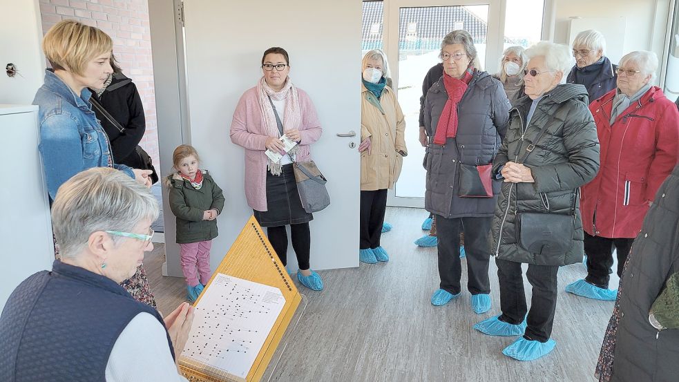 Das Interesse der Besucher war groß. Christina Bitiq (links stehend) führte die Besucher beim Tag der offenen Tür durch das Hospiz. Foto: Rebecca Kresse