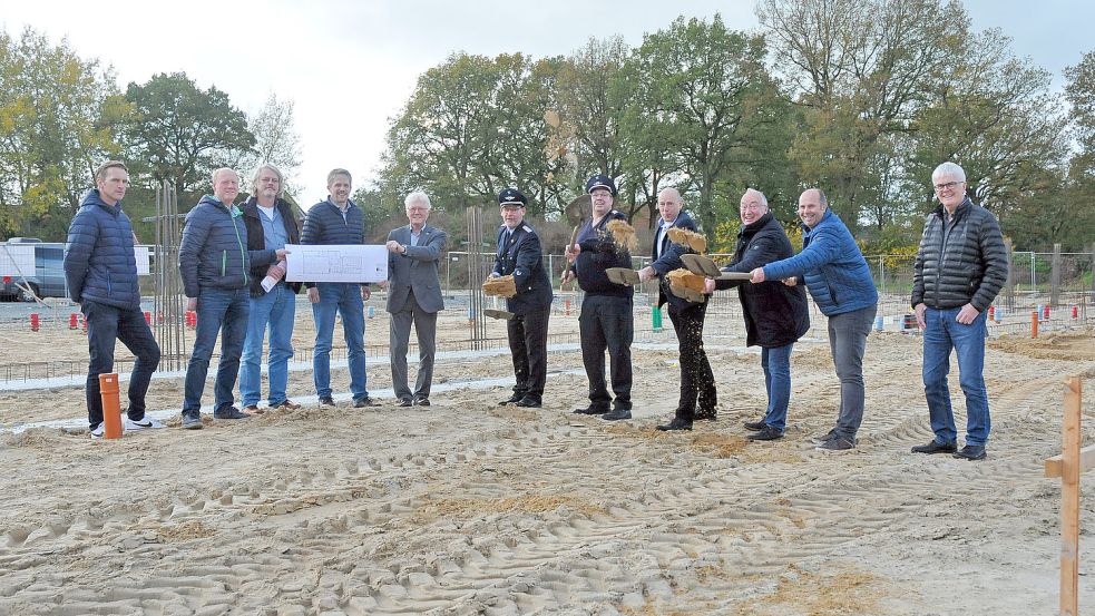 Sie trafen sich auf der Baustelle zum symbolischen Spatenstich: Björn Oelschläger (von links), Günther Siefken (beide Fachbereich IV Bautechnik), Matthias Steinhoff (Ingenieurbüro 3ing), Erster Gemeinderat Frank Cramer, Siebelt Fohrden (Arbeitskreis Feuerwehr), Gemeindebrandmeister Mario Lienemann, Ortsbrandmeister Roland Cremer, Gemeindebürgermeister Erwin Adams, Joachim Ehmen (Ortsbürgermeister Aurich-Oldendorf), Wolfgang Dirksen (Arbeitskreis Feuerwehr) und Enno Krüsmann (stellvertretender Ortsbürgermeister Ostgroßefehn) Foto: privat