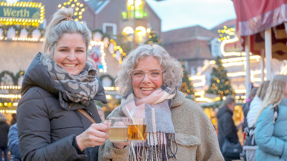 Mathilde Reuter (rechts) und ihre Tochter Frauke Reuter stießen auf dem Weihnachtszauber mit Glühwein an. Foto: Romuald Banik