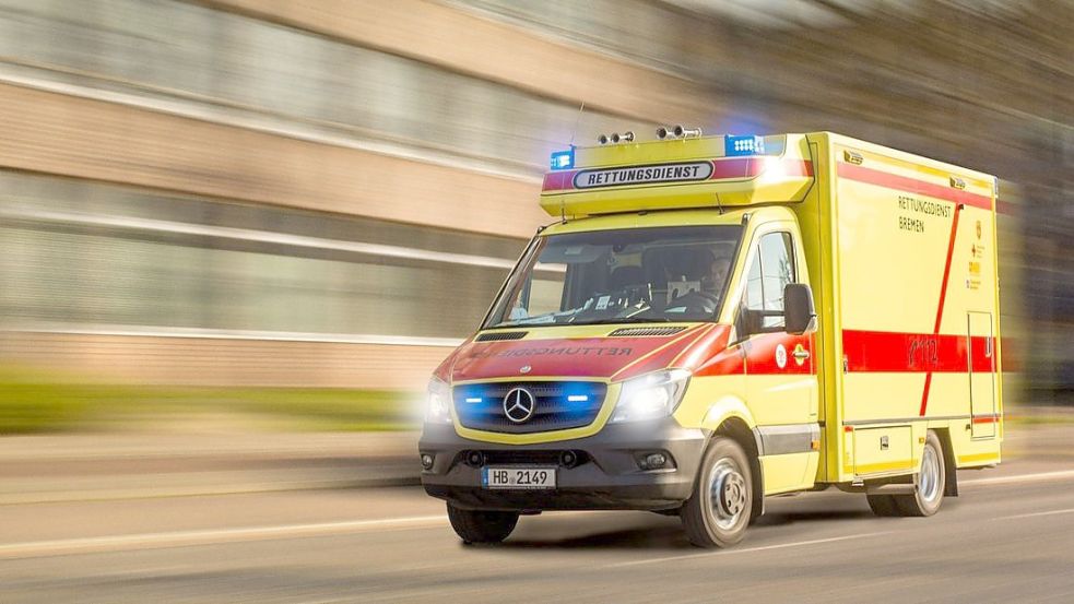 Ein Mann ist im Neustädter Hafen in Bremen zwischen einem Lastwagen und einem Radlader eingeklemmt worden. Foto: Feuerwehr Bremen