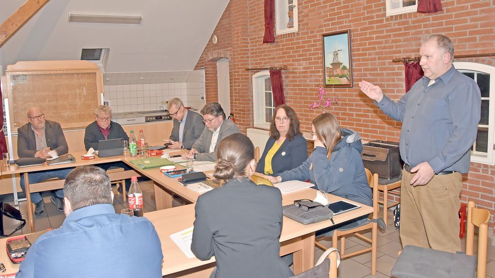 Hoch her ging es in der Sitzung des Leezdorfer Gemeinderates am 22. März dieses Jahres im „Oll Boo“ an der Mühle. Ein ähnlich turbulentes Treffen zeichnet sich dank Ratsherr Heinrich Ubben (rechts) für den 29. November an gleicher Stelle ab. Foto: Thomas Dirks