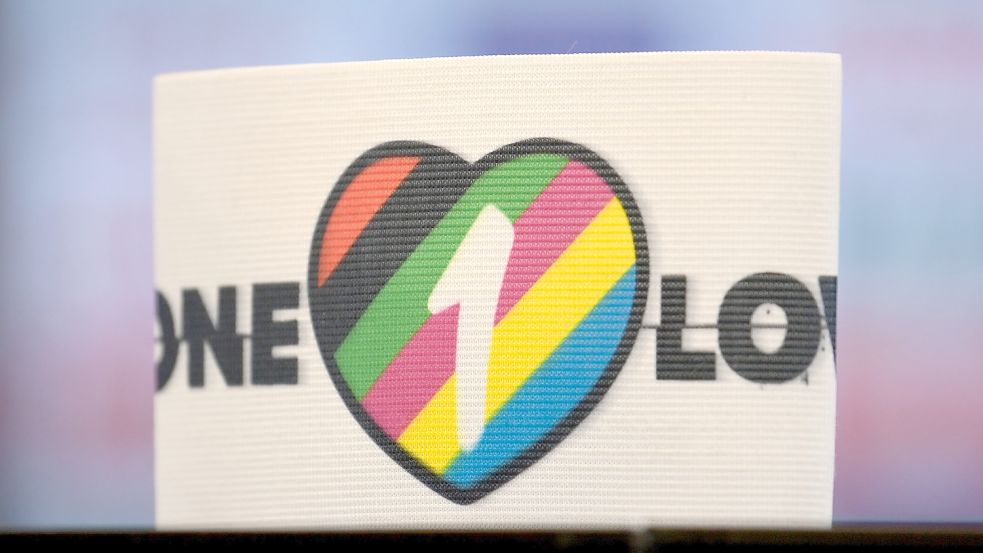 Diese spezielle Kapitänsbinde als Zeichen gegen Diskriminierung und für Vielfalt wollte Deutschlands Kapitän Manuel Neuer bei der WM in Katar tragen. Daraus wird nichts. Die Fifa drohte Strafen an. Der Deutsche Fußballbund knickte ein und verzichtete auf „One-Love“-Binde. Foto: DPA