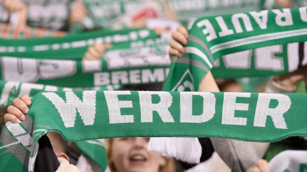 Werder-Fans zeigen ihre Schals. Foto: DPA