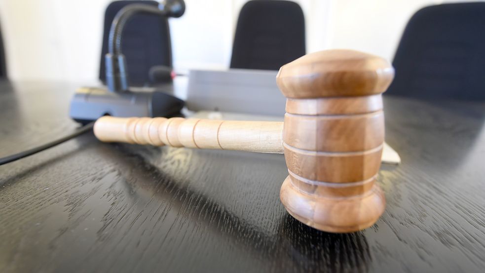 Auf einer Richterbank liegt ein Richterhammer. Am Landgericht in Aurich wurde das Urteil gegen einen 27-jährigen Erpresser gesprochen. Foto: DPA