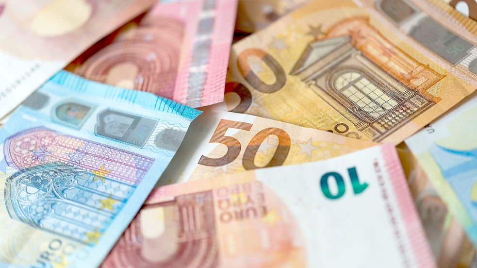 Euro-Banknoten: Alles wird teurer, und die Bundesbank erwartet eine Rezession. Foto: Monika Skolimowska/dpa-Zentralbild/dpa