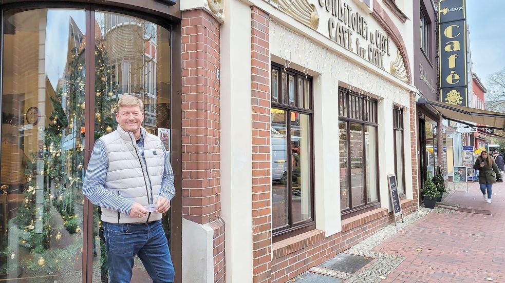 Jörg Tapper, Inhaber vom Café ten Cate in der Norder Osterstraße, freut sich sehr, dass die Fußgängerzone vor seinem Café kommt. Foto: Rebecca Kresse