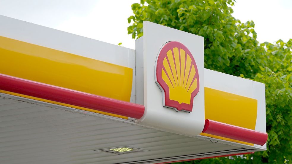 Das Logo des Ölkonzerns Shell: Die Preise an Tankstellen gehen wieder nach unten. Foto: Alastair Grant/AP/dpa