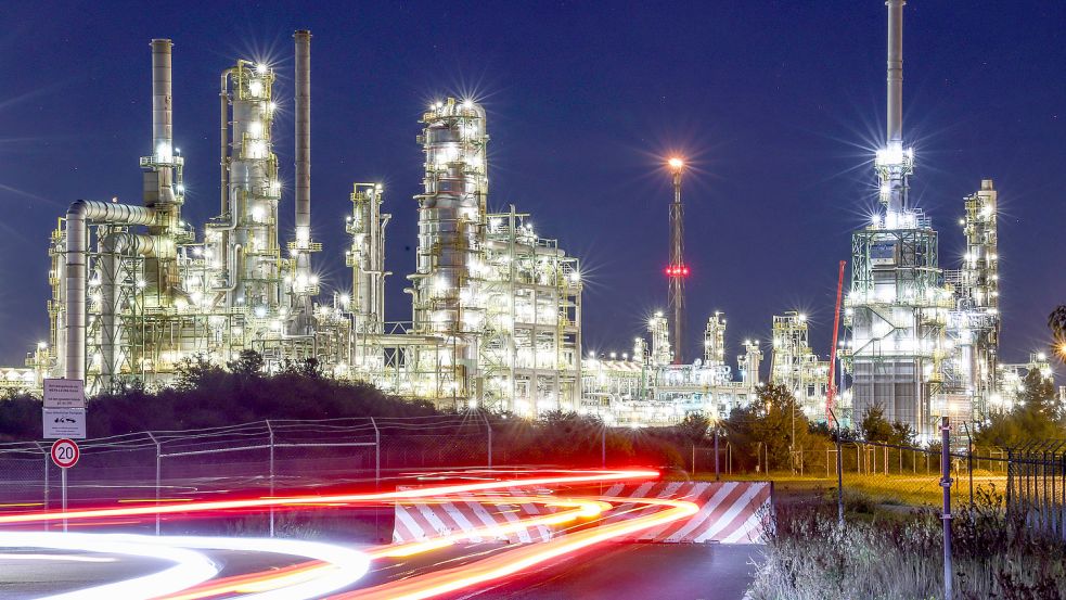 Laut einem Medienbericht will die Bundesregierung die Gas- und Mineralölkonzerne zusätzlich besteuern. Foto: dpa/Jan Woitas