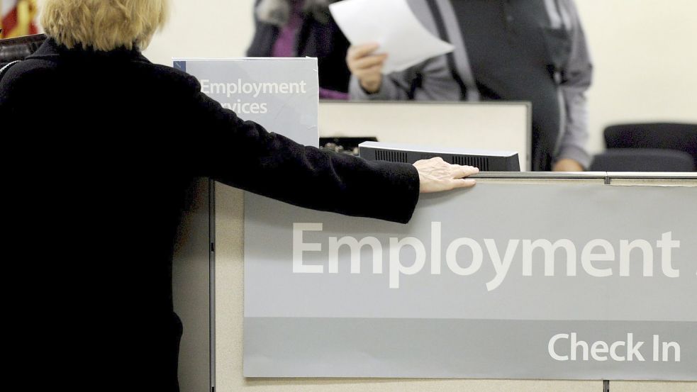 Eine Frau lässt sich in einem Jobcenter in New York von einem Mitarbeiter beraten. (Symbolbild) Foto: epa Justin Lane/EPA/dpa