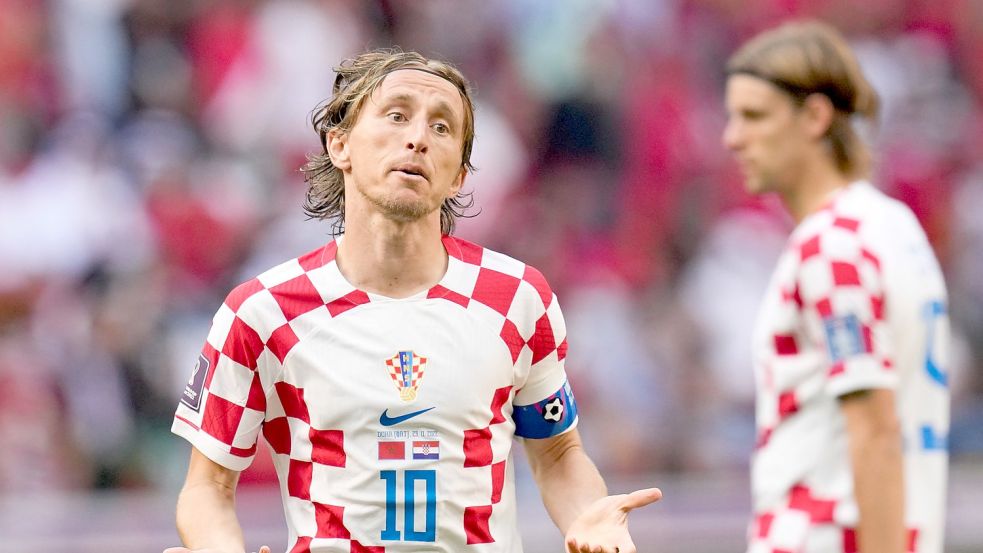 Kroatiens Luka Modric (l) ist mit dem Ergebnis gegen Marokko nicht zufrieden. Foto: Themba Hadebe/AP/dpa