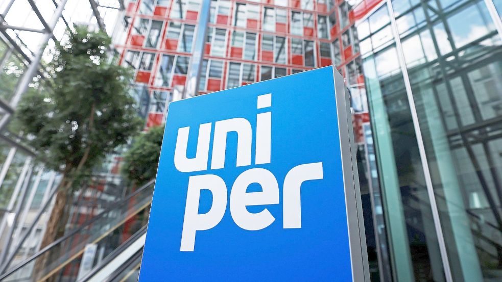 Eine Stele mit dem Firmen-Logo steht im Foyer der Hauptverwaltung des Energieversorgungsunternehmens Uniper. Der Konzern braucht mehr Geld. Foto: Oliver Berg/dpa