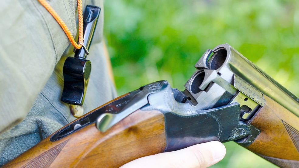 Eine Jägerin hält ein Jagdgewehr mit geöffnetem Patronenlager in der Hand. Foto: Frank Molter/DPA