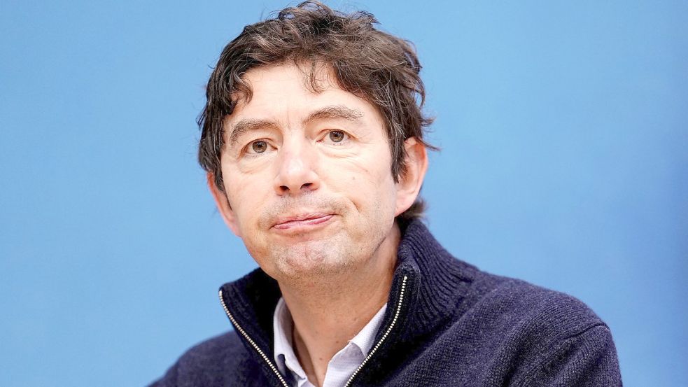 Christian Drosten, Direktor des Instituts für Virologie an der Charité Berlin, sieht die Corona-Lage derzeit optimistisch. Foto: Kay Nietfeld/dpa