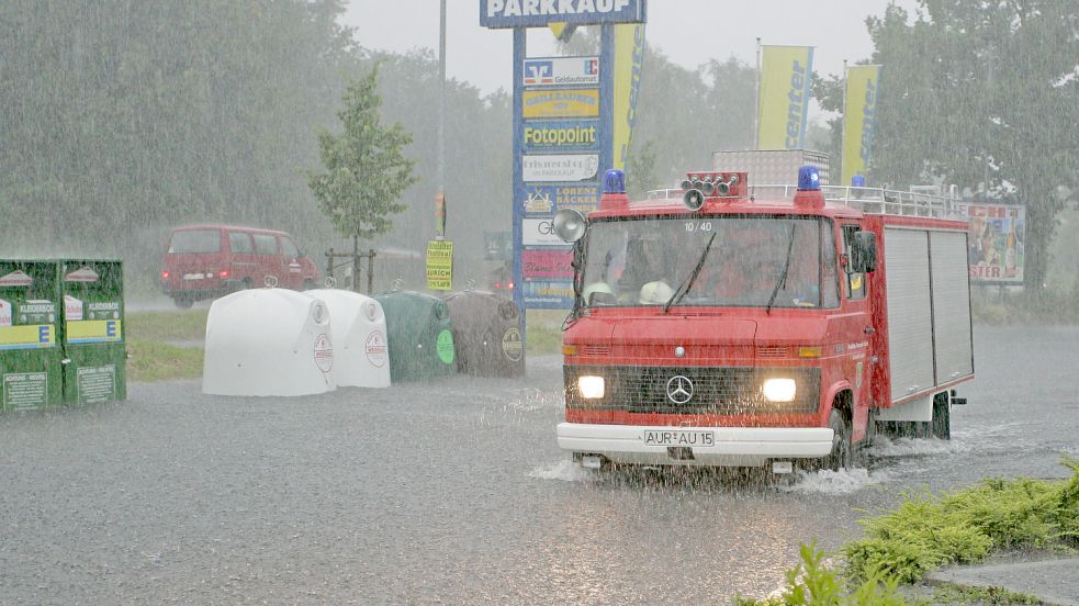 Eine Seenlandschaft war 2006 der Parkplatz bei Edeka „Parkkauf“ nach einem Starkregen. Danach wurde an der Leerer Landstraße ein Rückhaltebecken angelegt, um so etwas zu verhindern. Foto: Nigel Treblin