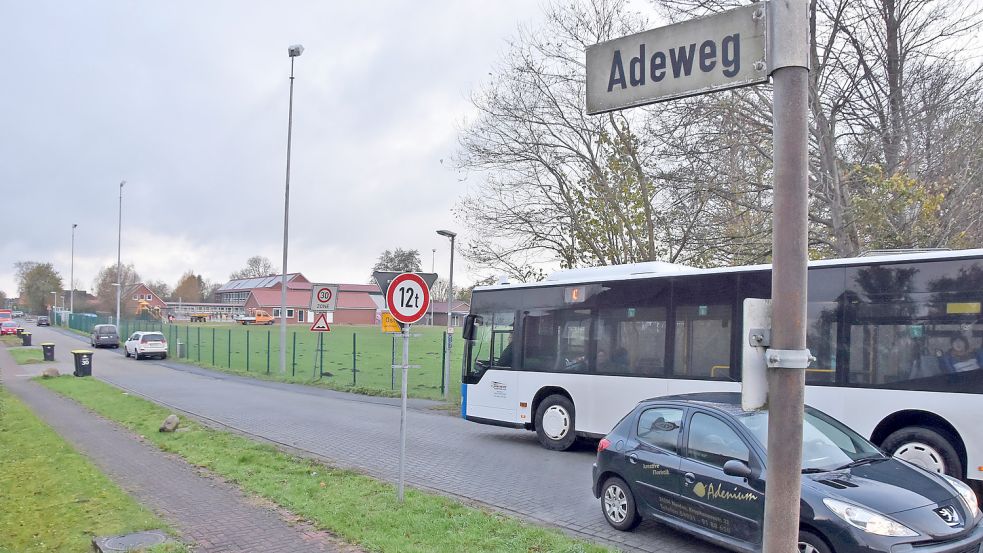 Nahe der Grundschule (im Hintergrund) soll auf einem Teil des Osteeler Sportplatzes am Adeweg das neue Feuerwehrhaus entstehen. Foto: Thomas Dirks