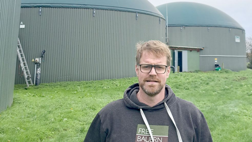 Der Timmeler Landwirt Jens Soeken vor seiner Biogasanlage. Foto: privat